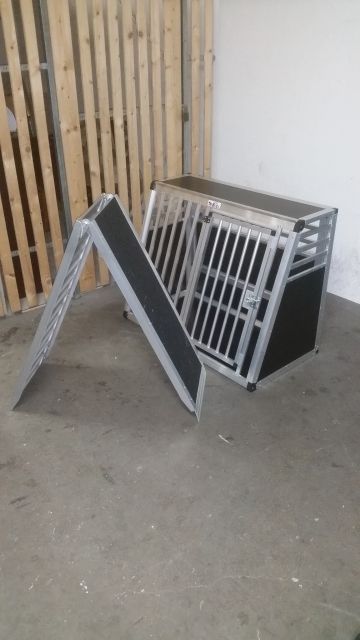 NEU- Nie benutzte Hundetransportbox mit klappbarer Einstiegsrampe - Zubehoer für Haustiere - 13086